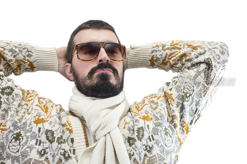 时髦的大胡子男人满意了