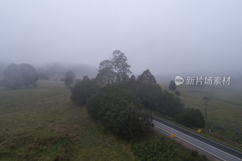 路在雾和雨中