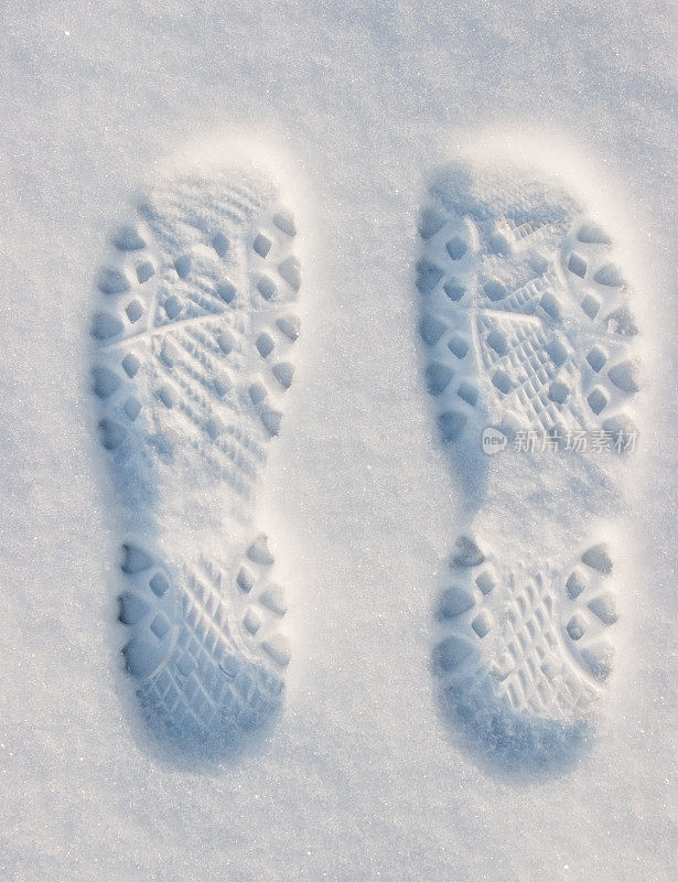 雪地里的靴子痕迹