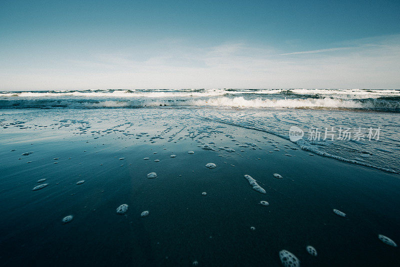 波罗的海的海滩和蓝色的海水