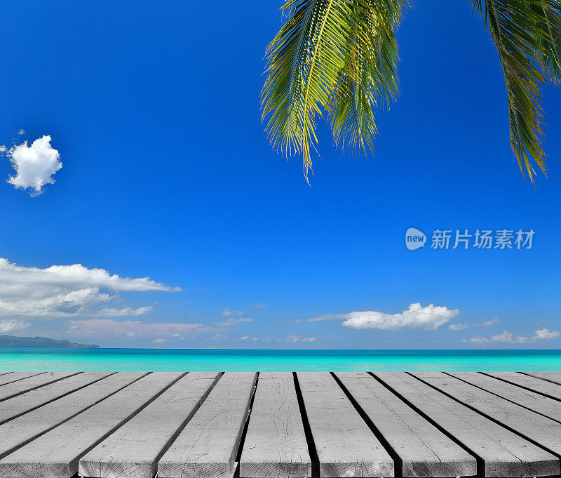 热带天堂海滩与空的木制平台