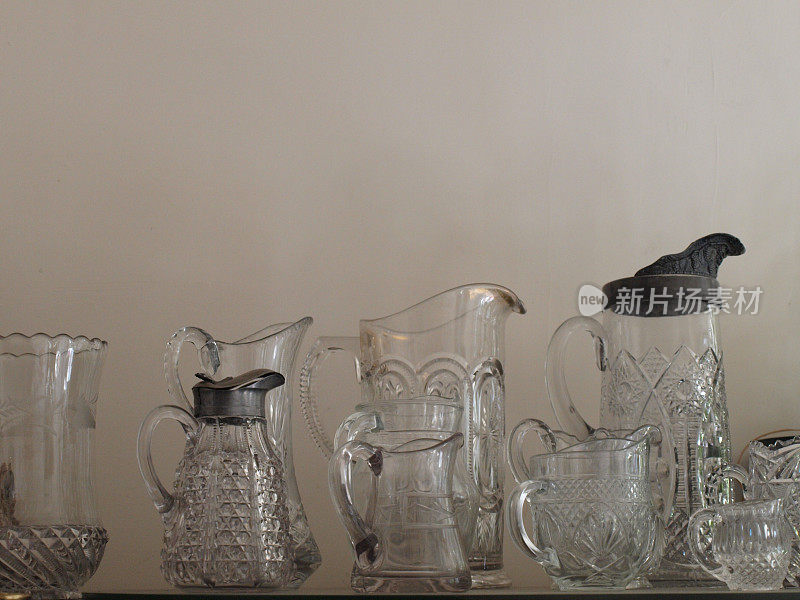 古董玻璃器皿水罐展示