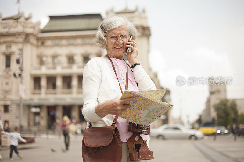 老年女性旅游