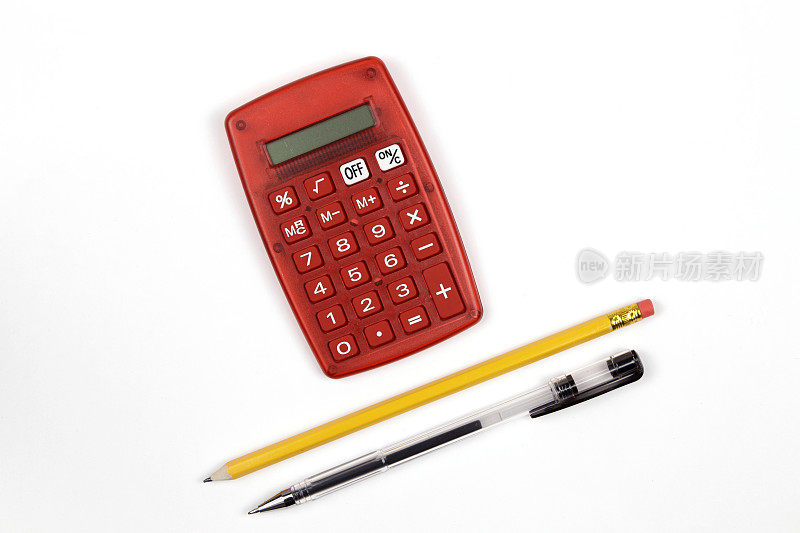 红色计算器与铅笔和圆珠笔