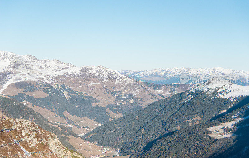 雪山的山峰在齐勒塔尔