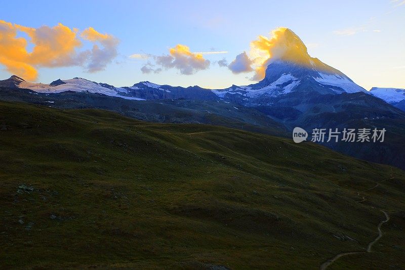 雄伟的马特洪峰:田园诗般的戏剧性日落景观，瑞士阿尔卑斯山