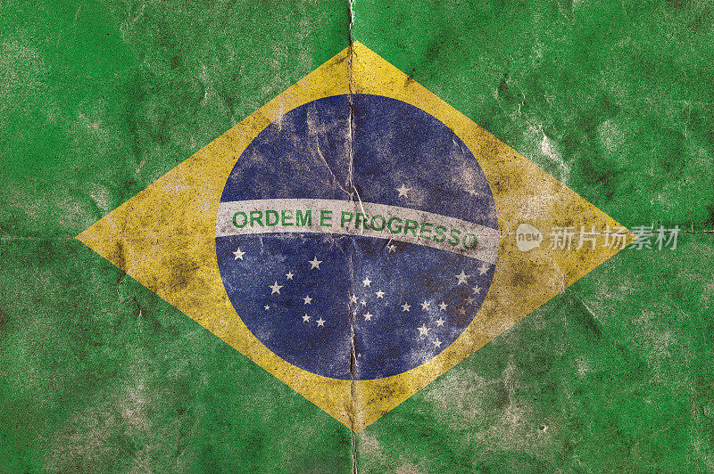 一张老式折叠纸上印着巴西国旗
