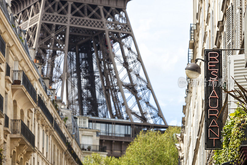 法国巴黎的餐馆标志和埃菲尔铁塔背景