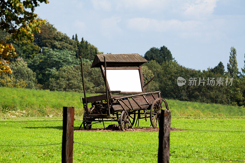 田野里的旧马车