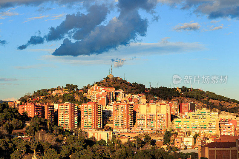 从山上俯瞰西班牙巴塞罗那城的全景。