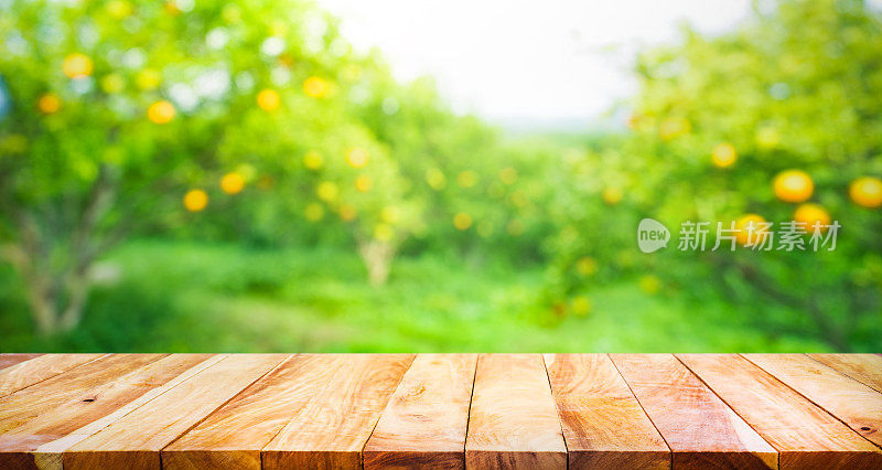 木质桌面与橙色花园农场的模糊。