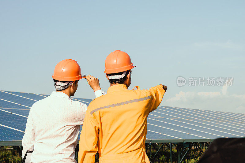 工程师检查太阳能板，太阳能。