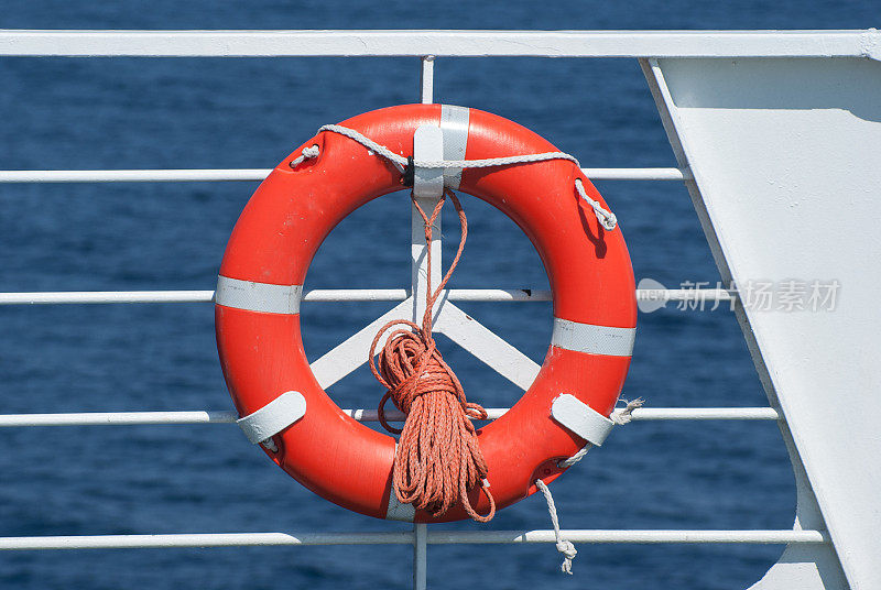 渡船上的救生圈穿越地中海