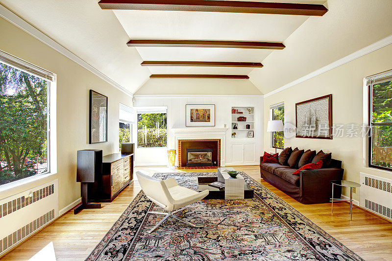 客厅里有拱形天花板和棕色的横梁