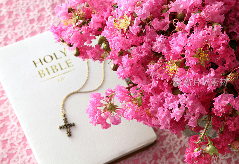 宗教:圣经十字架、绉纱或紫薇花束