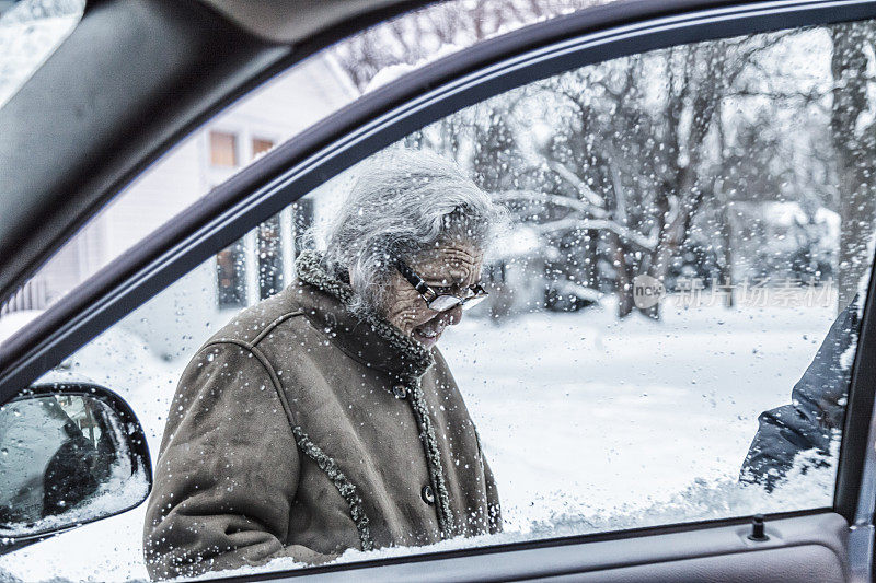 老年妇女等待冬季雪车购物之旅