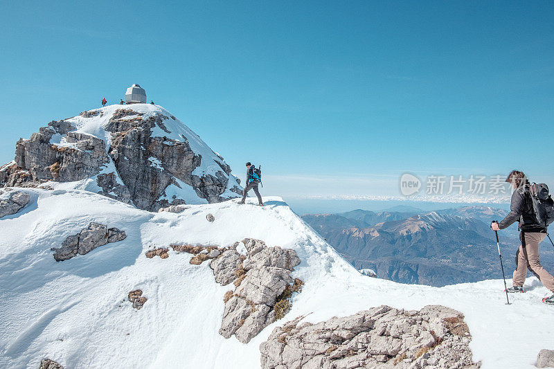 徒步旅行者在山顶上行走