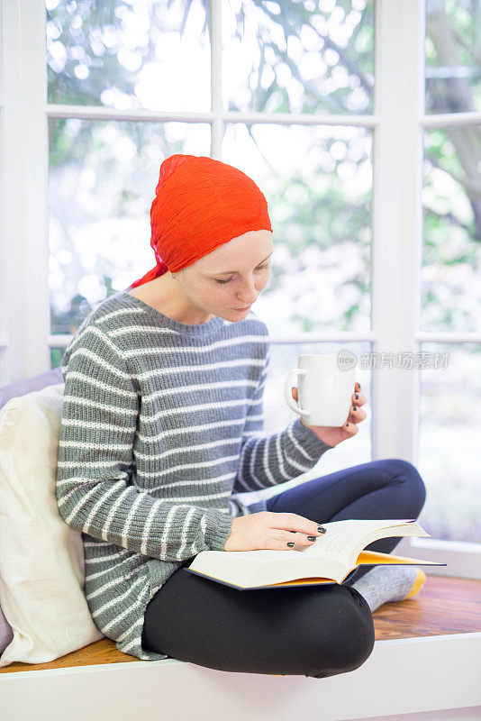 年轻貌美的白种人癌症患者喝茶