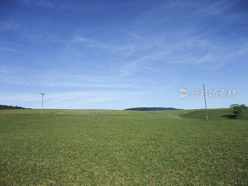 空旷的草地，蓝天