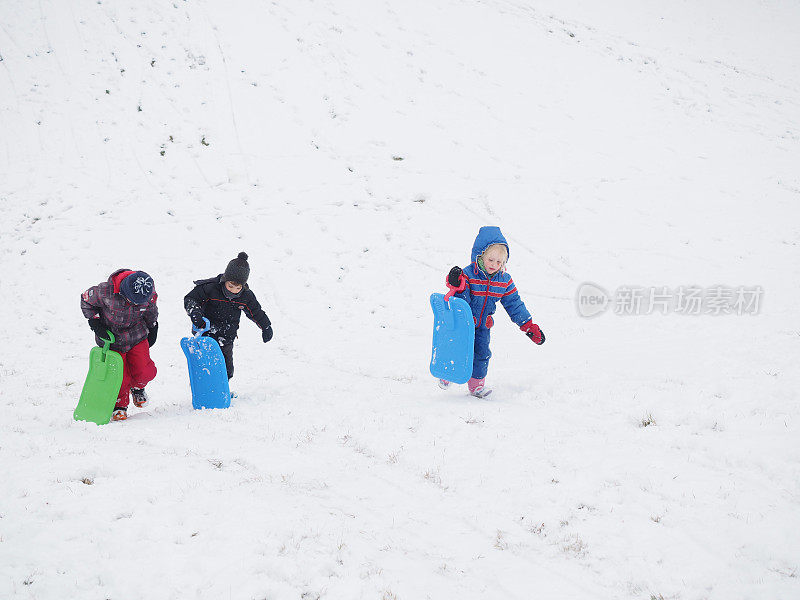 孩子们玩雪橇