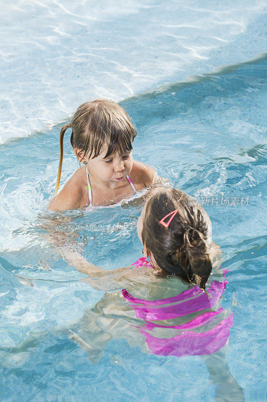 两个小女孩在游泳池里