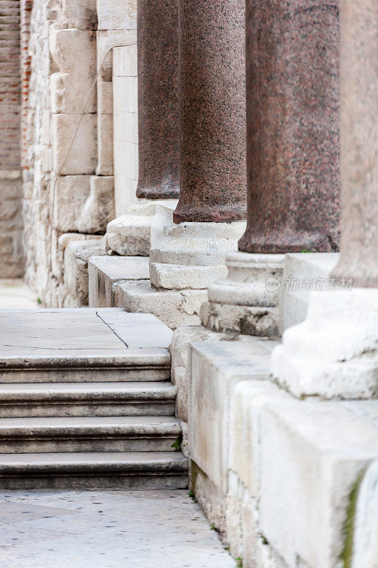 克罗地亚斯普利特罗马广场上的一排排柱子