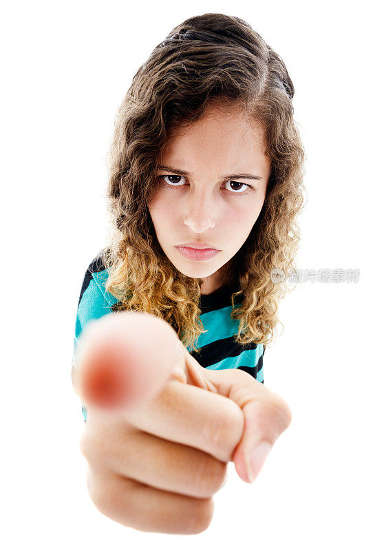 愤怒的年轻女子皱着眉头指指点点。高角度和鱼眼扭曲