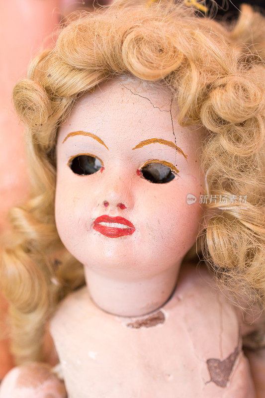金色卷发，没有眼睛的古董娃娃