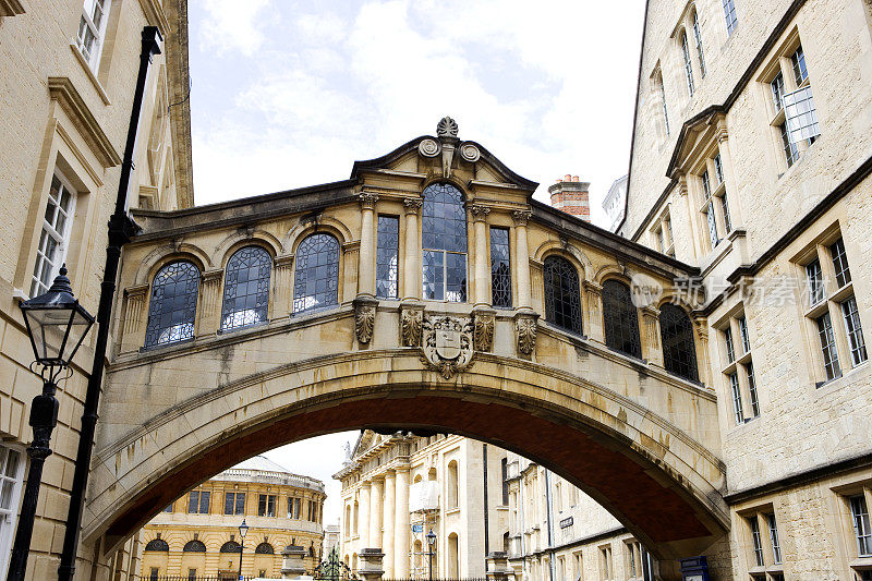 牛津大学赫特福德学院的叹息桥。英格兰