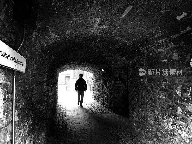 人走过黑暗的隧道