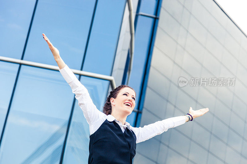 女商人在空中举起手臂