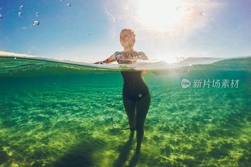 冲浪女孩在等待完美的海浪