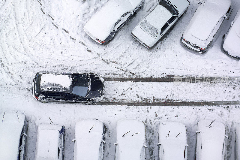 被困在积雪覆盖的停车场里