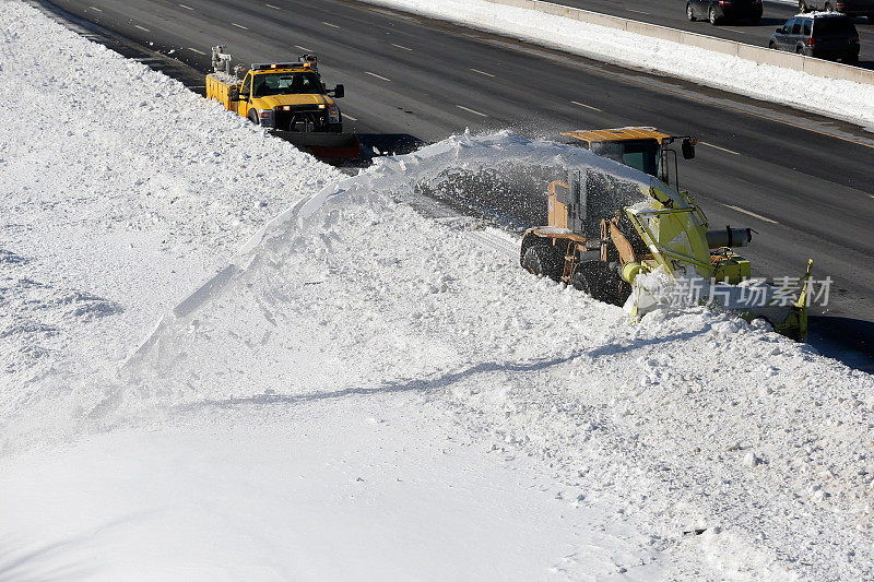 清理高速公路积雪