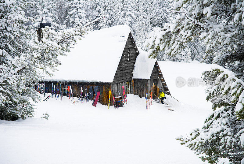 雪下滑雪小屋