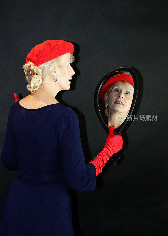 老年成年女性和手镜
