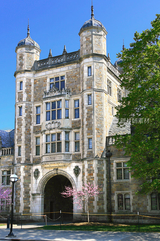 密歇根大学安娜堡法学院。湛蓝的天空。