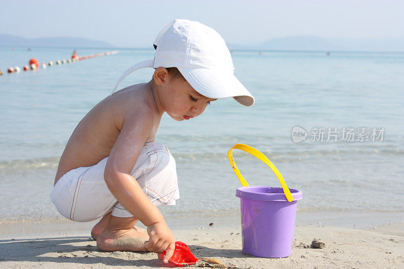 孩子们在海滩上玩耍