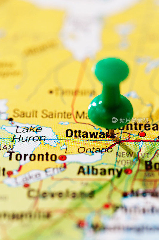 绿色图钉在地图上标出加拿大渥太华