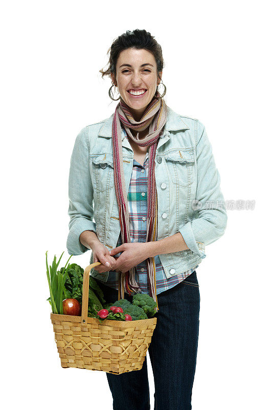 快乐的女人拿着菜篮子