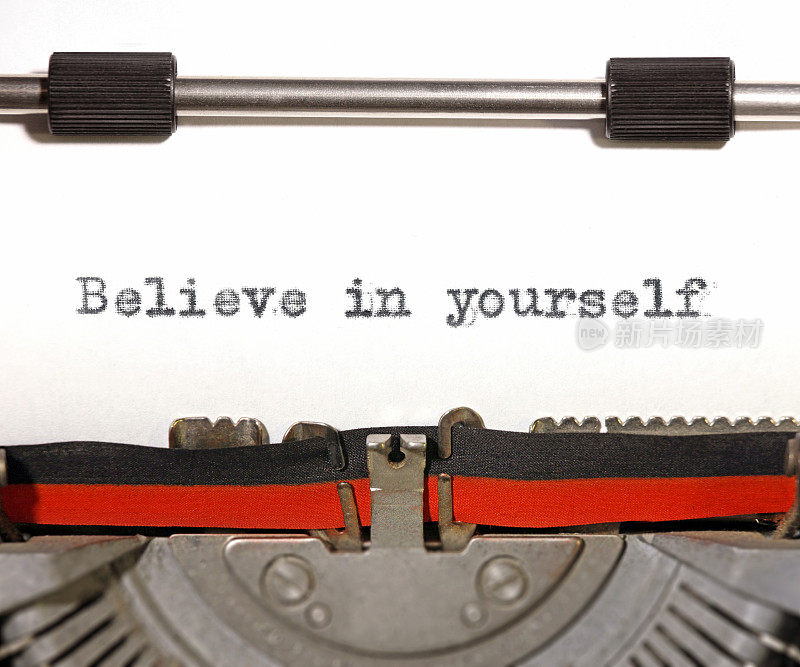 相信自己:老式打字机上的励志名言