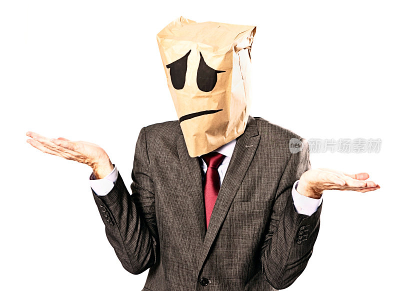 商人戴着悲伤的纸袋面具，在不幸的无知中耸耸肩