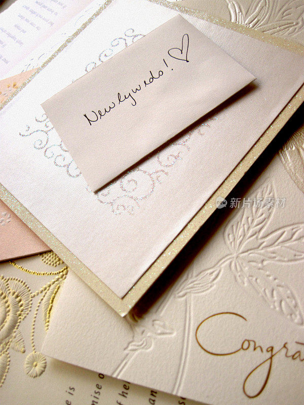 新婚夫妇——一堆结婚礼物信封
