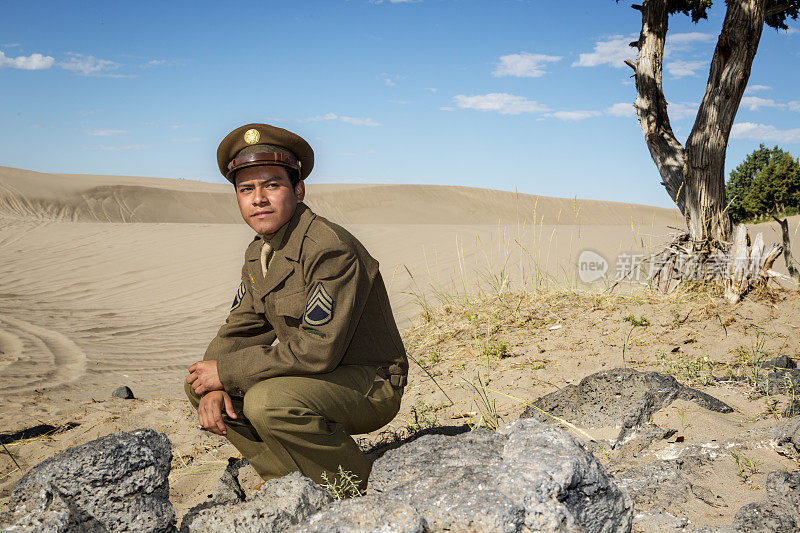 第二次世界大战的上士在沙漠中休息