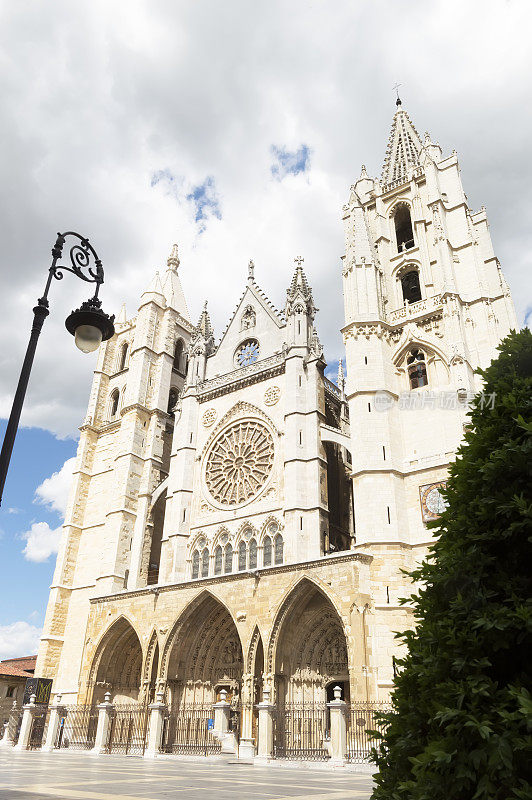西班牙，圣地亚哥大道，里昂大教堂，蓝天下