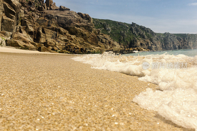 康沃尔，佩顿·范德海滩海岸线上的碎浪