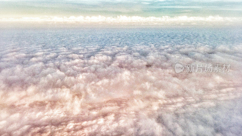 宝宝蓝色和粉红色蓬松的云天空背景