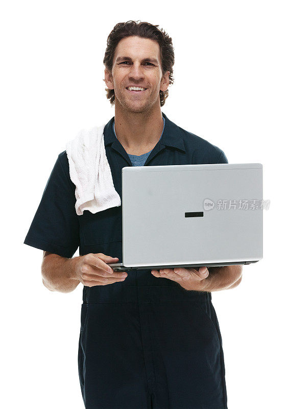 微笑的机械师在笔记本电脑上工作
