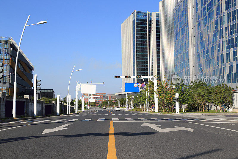 现代化的城市道路和建筑