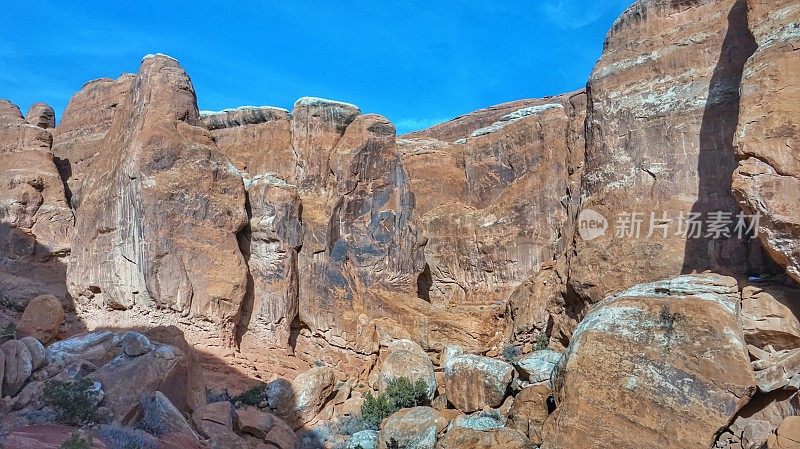 高耸的红岩峡谷壁，炽热的熔炉，拱门国家公园